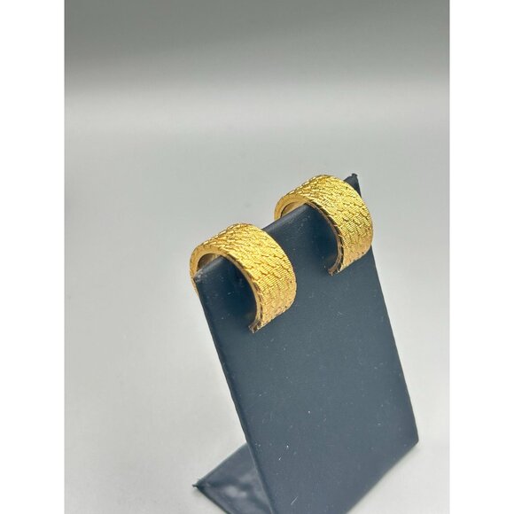 Vintage Signed MONET Clip On Hoops Earrings Wide Textured Classic Design - Picture 5 of 9